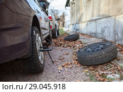 Зимняя резина на автомобиле взамен летней, осень. Стоковое фото, фотограф Кекяляйнен Андрей / Фотобанк Лори