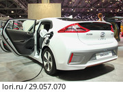 Hyundai Ioniq на Московском Международном автосалоне ММАС 2018 MIAS в Крокус Экспо,Москва. Редакционное фото, фотограф Илья Илмарин / Фотобанк Лори