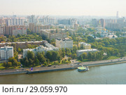 Вид сверху на Краснохолмскую набережную ранней осенью. Москва. Россия (2018 год). Редакционное фото, фотограф E. O. / Фотобанк Лори