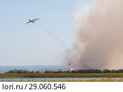 Тушение пожара с воздуха с использованием самолета и вертолета, при горении камыша на плавнях реки Анапки, Анапа, Россия. Стоковое фото, фотограф Иванов Алексей / Фотобанк Лори