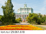 Вид на здание Центрального Академического Театра Российской Армии (ЦАТРА) и памятник Суворову. Суворовская Площадь. Москва. Россия (2018 год). Редакционное фото, фотограф E. O. / Фотобанк Лори