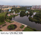 Санкт-Петербург. Вид сверху на храмовый комплекс в парке Городов-Героев (Пулковском парке) (2017 год). Стоковое фото, фотограф Литвяк Игорь / Фотобанк Лори