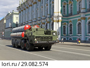 Российская модернизированная зенитная ракетная система СПУ С-300 ПМ едет по Дворцовой набережной. Город Санкт-Петербург (2017 год). Редакционное фото, фотограф Григорий Писоцкий / Фотобанк Лори