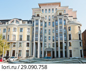 Большой Гнездниковский переулок, дом 3 (вид с Тверского бульвара). Ранняя осень. Москва (2018 год). Редакционное фото, фотограф E. O. / Фотобанк Лори