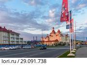 Город Сочи, Краснодарский край, Адлер. Гостиничный комплекс "Богатырь" на Олимпийском проспекте при закатном солнце (2018 год). Редакционное фото, фотограф Игорь Низов / Фотобанк Лори