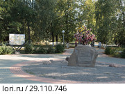 Памятный камень на центральной площади города Дзержинск, Нижегородская область (2018 год). Редакционное фото, фотограф Дмитрий Неумоин / Фотобанк Лори