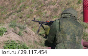 Солдат с пулеметом в окопе. Стоковое видео, видеограф Игорь Долгов / Фотобанк Лори