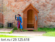 Стрелец в новгородском кремле. Великий Новгород (2018 год). Редакционное фото, фотограф Александр Щепин / Фотобанк Лори