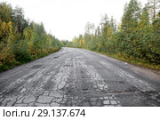 Разбитая асфальтовая дорога. Содержание региональных дорог. Стоковое фото, фотограф Наталья Осипова / Фотобанк Лори