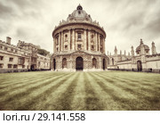 The view of Radcliffe Camera in the center of Radcliffe Square. Oxford University. Oxford. England. (2009 год). Стоковое фото, фотограф Сергей Пристяжнюк (Serg Zastavkin) / Фотобанк Лори