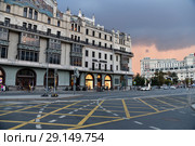 Moscow, Russia - September 22. 2018. Teatralny passage and hotel Metropol. Редакционное фото, фотограф Володина Ольга / Фотобанк Лори