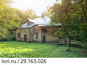 Английский домик. Дворцово-парковый ансамбль Сергиевка. Петергоф. Санкт-Петербург (2018 год). Редакционное фото, фотограф Румянцева Наталия / Фотобанк Лори