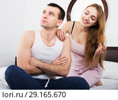 Girl supporting frustraited boyfriend. Стоковое фото, фотограф Яков Филимонов / Фотобанк Лори