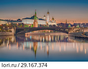 Вид на Московский Кремль на рассвете. Съемка 2018 года. Редакционное фото, фотограф Дмитрий Данилкин / Фотобанк Лори