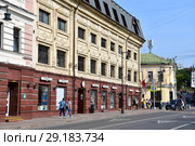 Москва. Дом на улице Лубянский проезд, 27/1 ст1, Солянский проезд, 1, Большой Спасоглинищевский переулок, 14 со стороны Солянского проезда (2018 год). Редакционное фото, фотограф Овчинникова Ирина / Фотобанк Лори