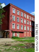 Четырехэтажный дом. Больничная улица, 2 (корпуса 1 и 2, казармы). Город Дедовск. Городской округ Истра. Московская область (2015 год). Редакционное фото, фотограф lana1501 / Фотобанк Лори