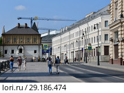 Москва, улица Варварка. Палаты бояр Романовых в солнечный день (2018 год). Редакционное фото, фотограф Овчинникова Ирина / Фотобанк Лори