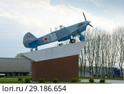 Город Кашира. Макет самолета ЯК-9 "Каширский школьник" на постаменте (2018 год). Редакционное фото, фотограф Зобков Юрий / Фотобанк Лори