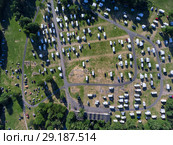 Кемпинг Ekeberg в Осло, в Норвегии. Места для палаток, кемперов, автодомов. Вид сверху (2018 год). Стоковое фото, фотограф Кекяляйнен Андрей / Фотобанк Лори