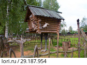 Избушка на курьих ножках. Частный зоопарк "Зооград". Пушкинские горы (2018 год). Редакционное фото, фотограф Марина Володько / Фотобанк Лори