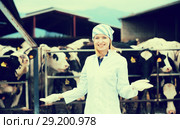 Female specialist posing near cowhouse. Стоковое фото, фотограф Яков Филимонов / Фотобанк Лори