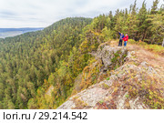 A man stands on a rock and opens his arms in breadth. Стоковое фото, фотограф Акиньшин Владимир / Фотобанк Лори
