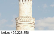 Tower of islamic Muslim mosque - pan shot. Стоковое видео, видеограф Константин Шишкин / Фотобанк Лори