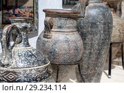 Амфоры, сувениры, Греция (2018 год). Редакционное фото, фотограф Ирина Яровая / Фотобанк Лори