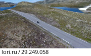 Живописная трасса Fv243 Aurlandsfjellet между городами Лердальсёйри (Laedalsoyri) и Эурланнванген (Aurlandsvangen), Норвегия. Вид на мотоцикл с дрона (2018 год). Стоковое видео, видеограф Кекяляйнен Андрей / Фотобанк Лори