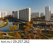 Modern residential houses near pond Levoberezhny in Khimki, Russia (2018 год). Стоковое фото, фотограф Володина Ольга / Фотобанк Лори