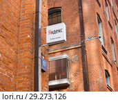 Указатель "Яндекс теперь налево". Москва. Россия (2018 год). Редакционное фото, фотограф E. O. / Фотобанк Лори