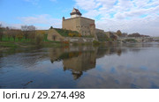 Вид на замок Германа октябрьским днем. Нарва, Эстония (2018 год). Стоковое видео, видеограф Виктор Карасев / Фотобанк Лори