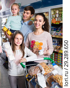 Family purchasing yoghurts in supermarket. Стоковое фото, фотограф Яков Филимонов / Фотобанк Лори