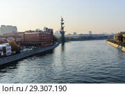 Город Москва. Вид на здание фабрики "Красный Октябрь" и памятник Петру Первому с Патриаршего моста осенним днём на рассвете (2018 год). Редакционное фото, фотограф Игорь Низов / Фотобанк Лори