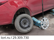 Автомобиль на домкратах со снятым колесом (2018 год). Редакционное фото, фотограф Дмитрий Неумоин / Фотобанк Лори