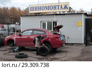 Рабочий шиномонтажа меняет колёса в Балашихе на улице Мира (2018 год). Редакционное фото, фотограф Дмитрий Неумоин / Фотобанк Лори
