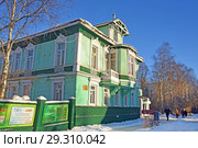 Россия, город Архангельск, проспект Чумбарова-Лучинскоого ясным зимним вечером. Дом А. С. Чудинова, построен в 1904 г. (2018 год). Редакционное фото, фотограф Овчинникова Ирина / Фотобанк Лори