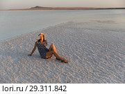 happy girl enjoying the sunset in wide-brimmed straw hat , sit on salt. Стоковое фото, фотограф Ирина Мойсеева / Фотобанк Лори