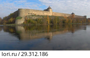 Ивангородская крепость и река Нарва золотой осенью. Россия (2018 год). Стоковое видео, видеограф Виктор Карасев / Фотобанк Лори