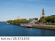 Вид на Старый город с Даугавы. Рига. Латвия (2018 год). Редакционное фото, фотограф Сергей Афанасьев / Фотобанк Лори