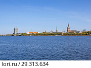 Вид на Старый город с Даугавы. Рига. Латвия (2018 год). Редакционное фото, фотограф Сергей Афанасьев / Фотобанк Лори