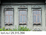 Красноярск, улица Горького, дом 13. Флигель усадьбы Телегина. Фрагмент фасада с окнами (2017 год). Стоковое фото, фотограф Илюхина Наталья / Фотобанк Лори