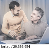 Man and sales manager discuss contract. Стоковое фото, фотограф Яков Филимонов / Фотобанк Лори