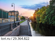 Река Смоленка в Санкт-Петербурге. Smolenka River Embankment in St. Petersburg (2018 год). Стоковое фото, фотограф Baturina Yuliya / Фотобанк Лори