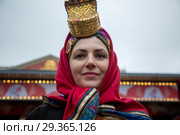 Женщина в крестьянский костюм Воронежской губернии на Тверской площади в городе Москве, Россия (2018 год). Редакционное фото, фотограф Николай Винокуров / Фотобанк Лори
