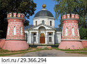Entrance "Chess" gate to the estate Goncharov, Yaropolets. Russia (2018 год). Редакционное фото, фотограф Алексей Кузнецов / Фотобанк Лори