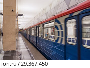 Поезд на станции метро "Селигерская" московского метрополитена (2018 год). Редакционное фото, фотограф Алёшина Оксана / Фотобанк Лори