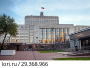 Москва. Дом правительства Российской Федерации и КПП № 3. Вид с улицы Рочдельской и парка Пресненский. Стоковое фото, фотограф Татьяна Белова / Фотобанк Лори