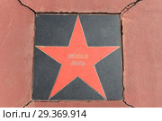 Звезда рок-оперы "Юнона и Авось" у кинотеатра "Россия" на Пушкинской площади Москвы (2018 год). Редакционное фото, фотограф Free Wind / Фотобанк Лори