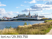 Вид на Казанский кремль с берега реки Казанки, Республика Татарстан (2018 год). Стоковое фото, фотограф Владимир Макеев / Фотобанк Лори
